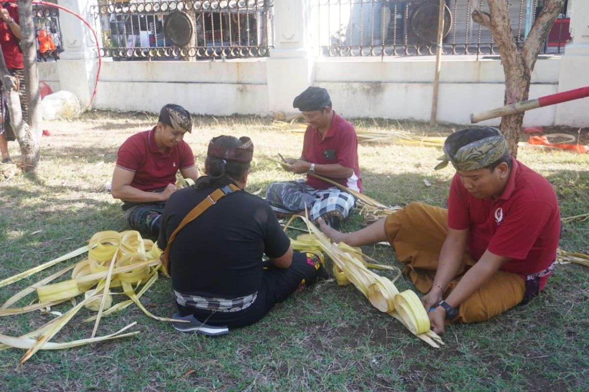 Peserta lomba penjor dari Fakultas Ilmu Sosial dan Ilmu Politik (FISIP) Unud.