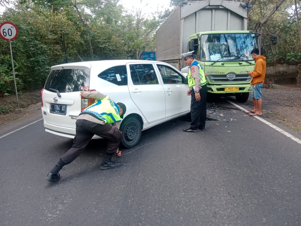 Sebuah mobil menghantam truk box di jalur Denpasar Gilimanuk, Lingkungan Penginuman, Kelurahan Gilimanuk, Kecamatan melaya, Jembrana, Selasa 26 September 2023.