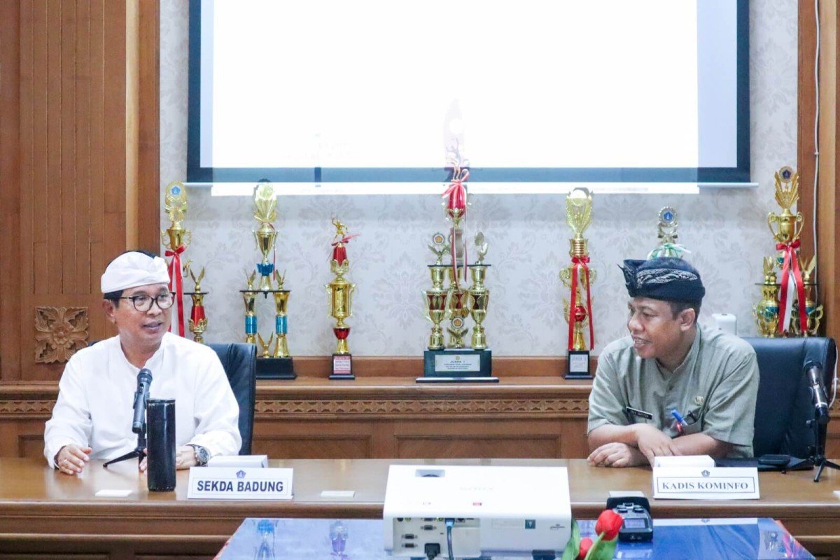 Sekda Adi Arnawa saat membuka sekaligus memimpin Rapat SPBE dan Smart City bertempat di Ruang Rapat Lantai III Dinas Komunikasi dan Informatika Kabupaten Badung, Kamis 14 Agustus 2023 Sekda Adi Arnawa saat membuka sekaligus memimpin Rapat SPBE dan Smart City bertempat di Ruang Rapat Lantai III Dinas Komunikasi dan Informatika Kabupaten Badung, Kamis 14 September 2023
