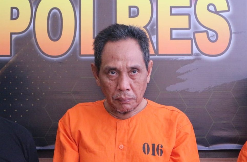 Tersangka spesialis pembobolan toko, A.A. Rahman (56) asal Desa Sukatani, Kecamatan Cilamaya Wetan, Karawang, Jawa Barat.