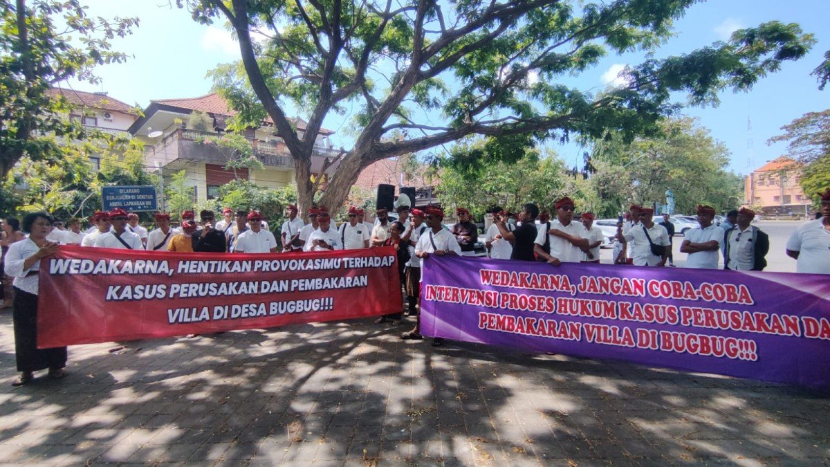 Warga Desa Bugbug, Karangasem menggelar orasi di Jalan Raya Cok Agung Tresna, Renon, Denpasar Timur, pada Rabu 20 September 2023 siang.