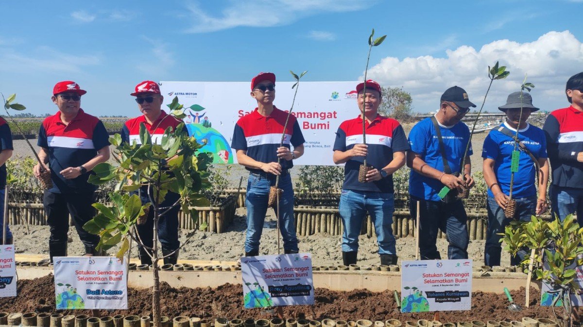 Kegiatan penanaman pohon mangrove ini dihadiri oleh beberapa komunitas Motor Honda, beserta Kampung Berseri Astra (KBA) Banjar Tegeh Sari Denpasar.