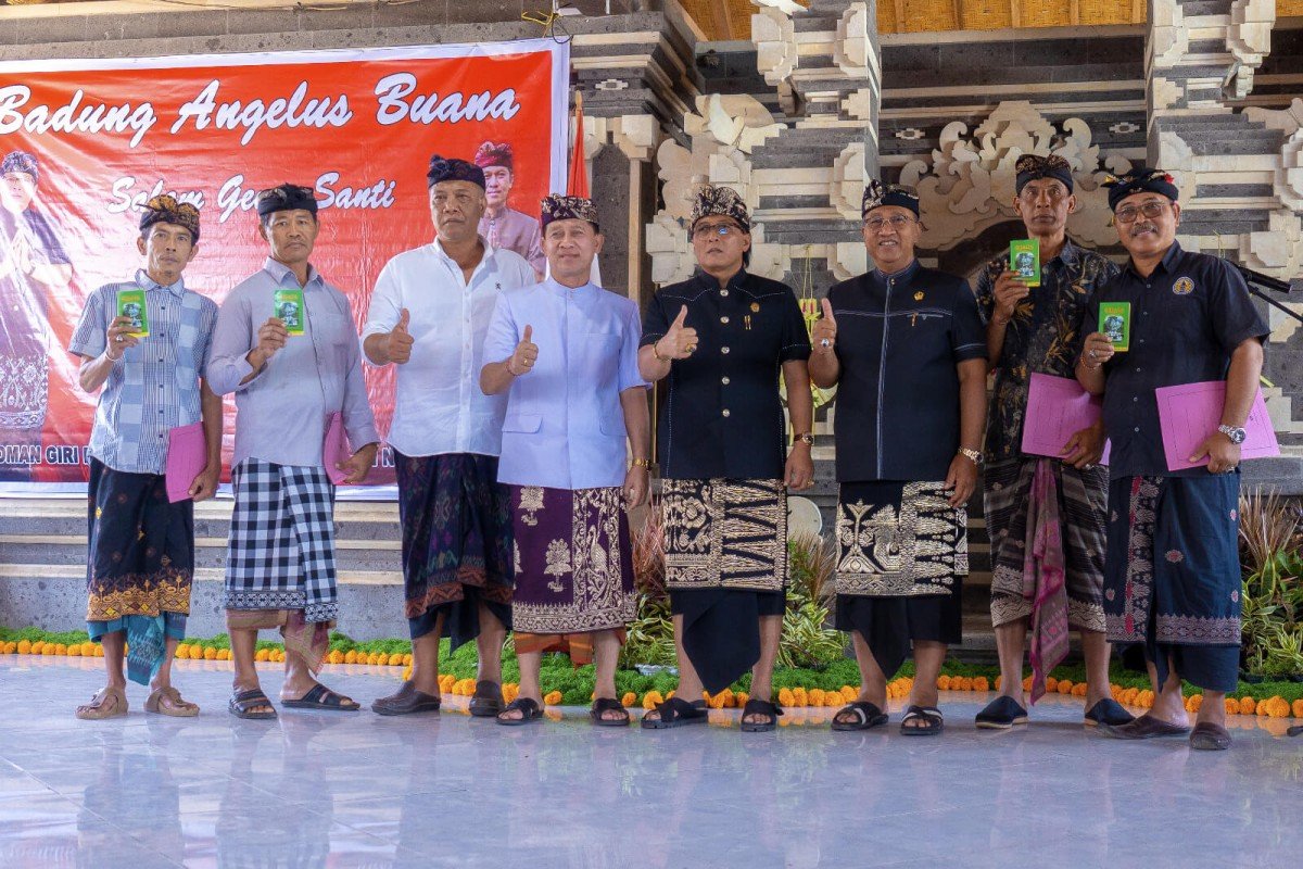 Bupati Badung Nyoman Giri Prasta secara simbolis menyerahkan Dana Hibah dan Bantuan Keuangan Khusus kepada Pemkab Klungkung, di Wantilan Desa Nyalian Banjarangkan Klungkung, Rabu 18 Oktober 2023.