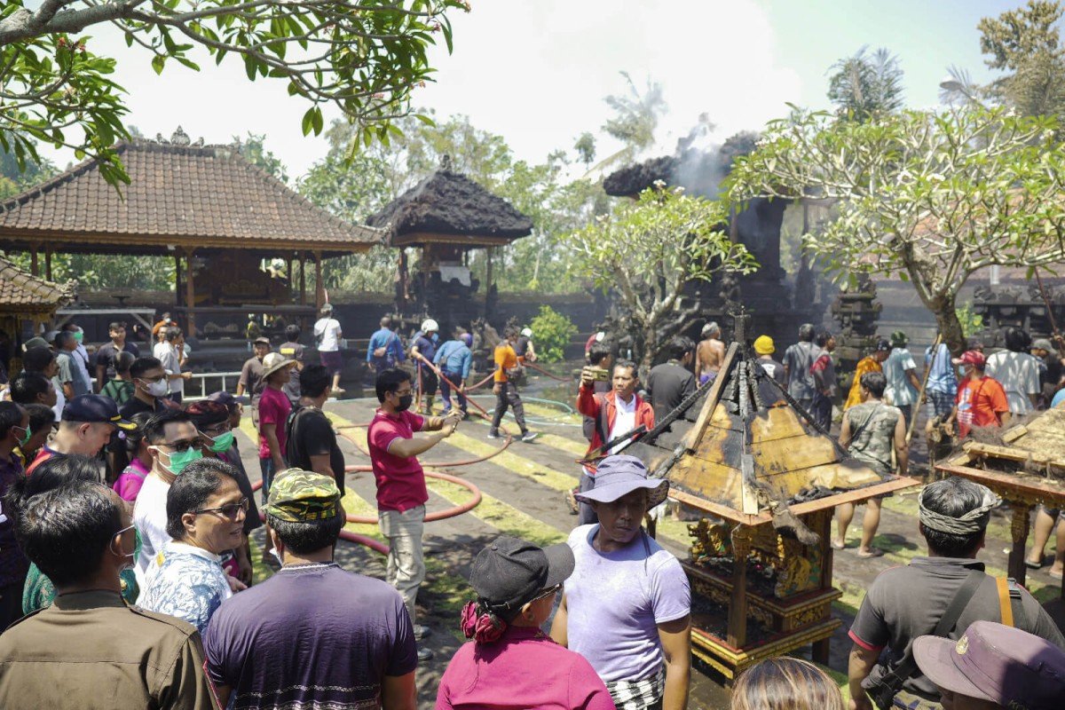Bupati Nyoman Giri Prasta saat meninjau langsung kebakaran di Pura Dalem dan Pura Prajapati Desa Adat Lambing, Sibang Kaja, Kecamatan Abiansemal, Kamis 12 Oktober 2023.