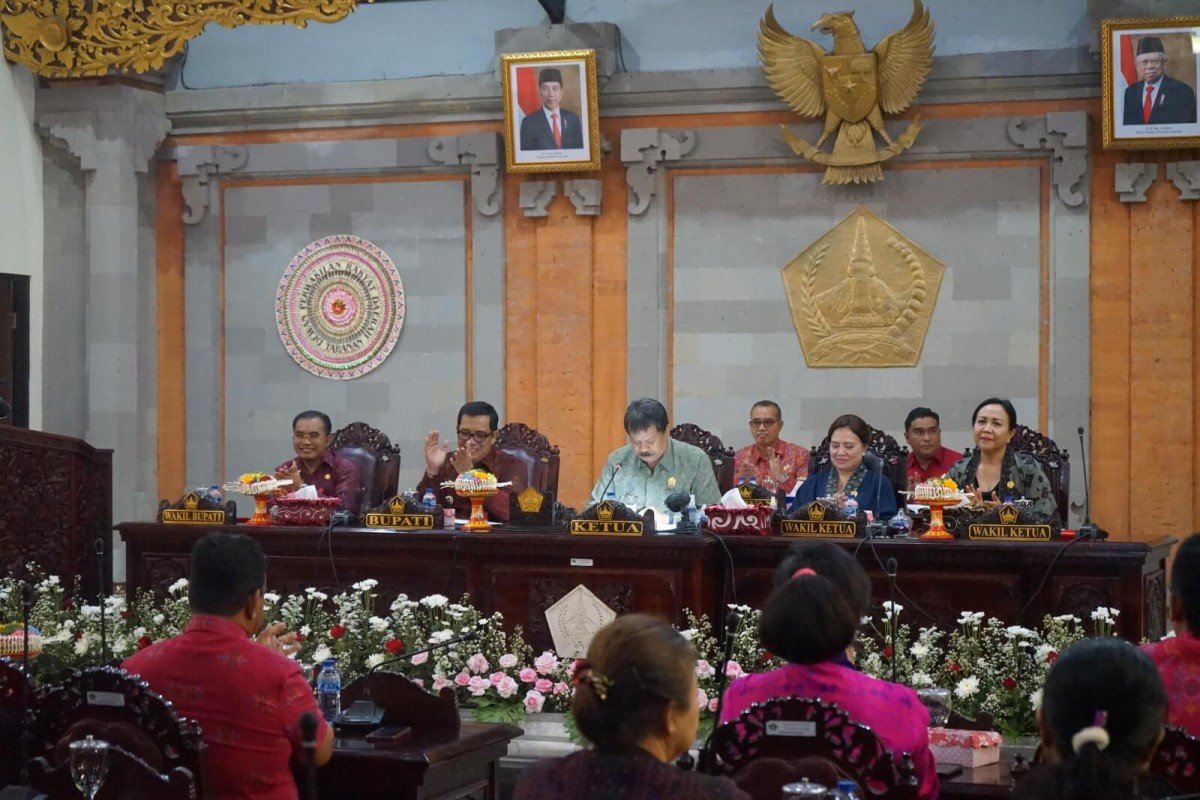 Bupati Tabanan Sampaikan Dua Buah Ranperda APBD Tahun 2024 Dalam Paripurna Ke 15 dan 16