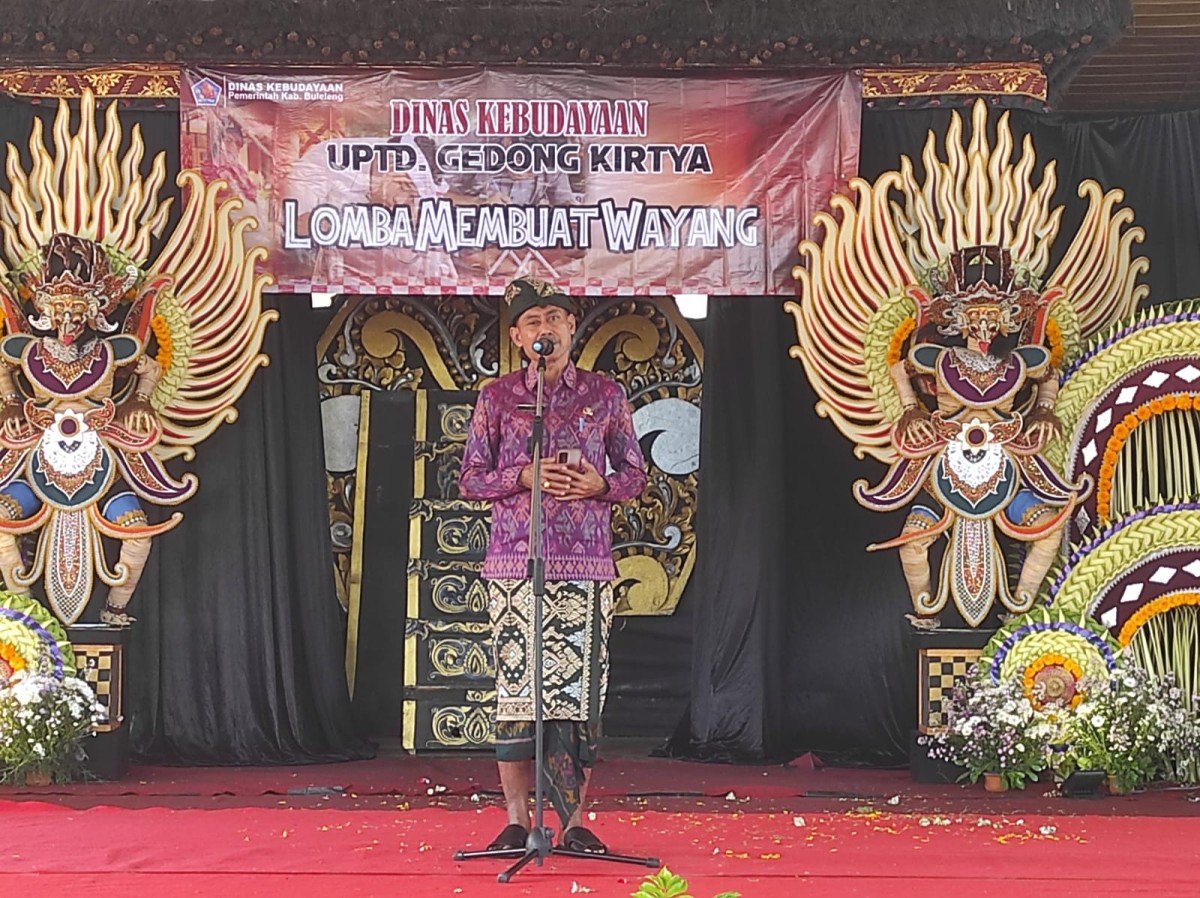 Kepala Dinas Kebudayaan Kabupaten Buleleng Nyoman Wisandika saat membuka lomba di Sasana Budaya pada Selasa, 2 Oktober 2023.
