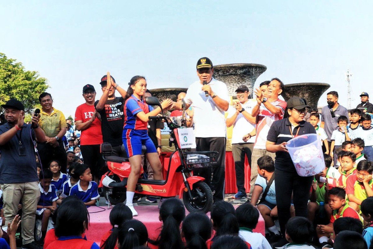 Penjabat (Pj) Bupati Ketut Lihadnyana saat Jalan Santai Menyambut Peringatan ke-95 Hari Sumpah Pemuda tahun 2023 di Lapangan Umum Ngurah Rai