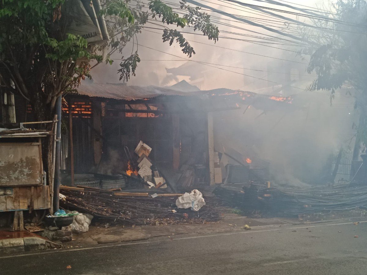 Toko bahan bangunan Buana Indah yang mengalami peristiwa kebakaran.