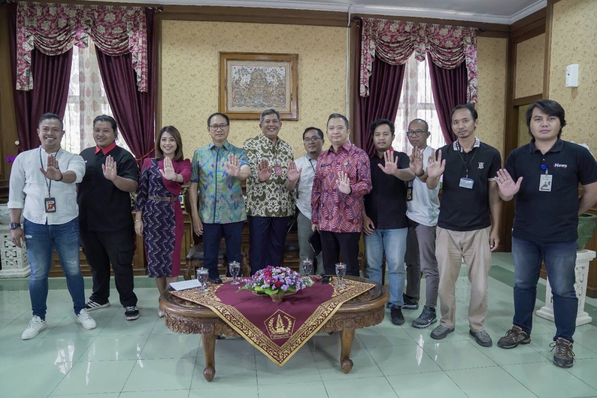 Wabup Ketut Suiasa foto bersama seusai Talkshow Stunting di Ruang Tamu Wakil Bupati Puspem Badung, Jumat (610).
