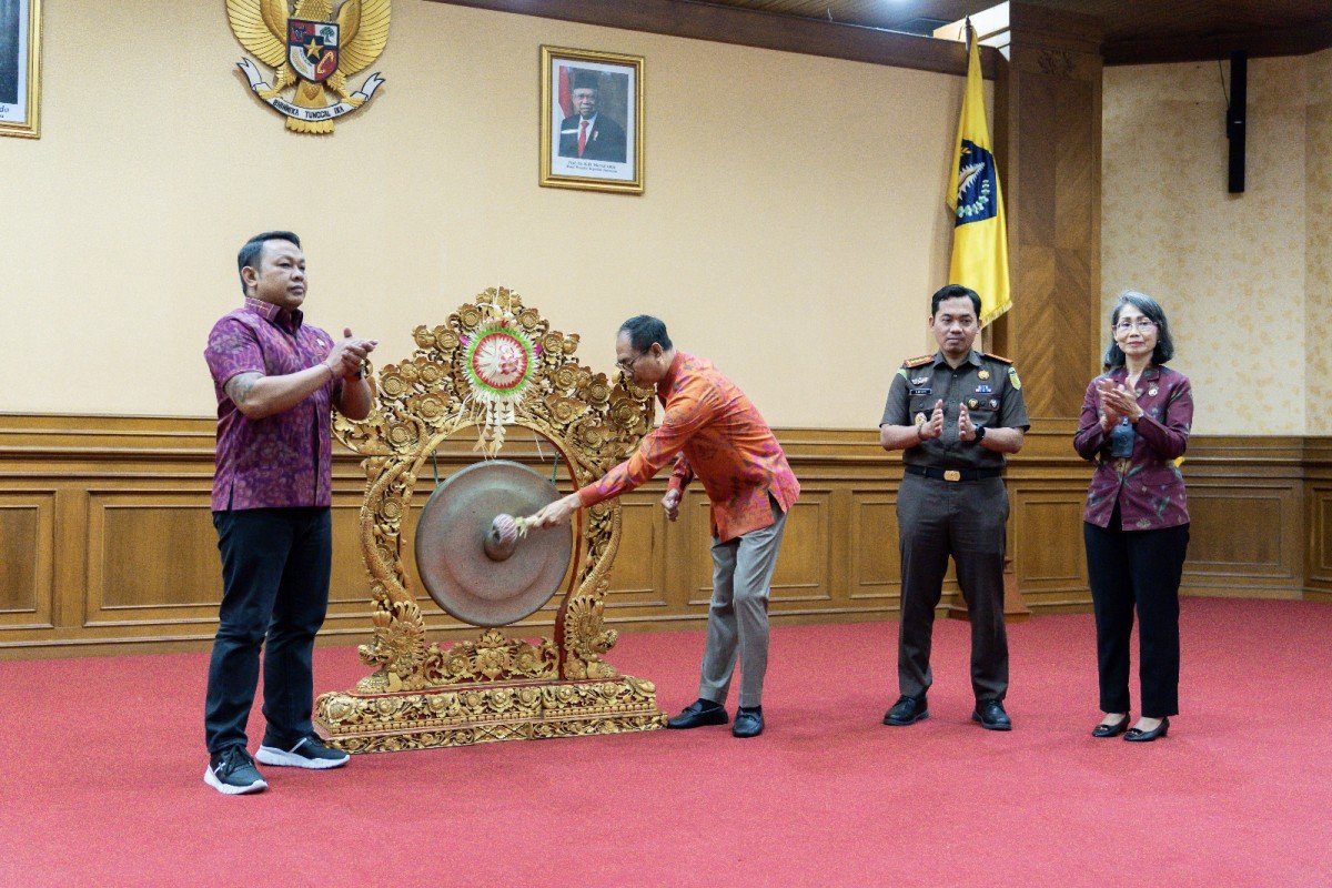 Wabup Suiasa saat membuka FGD ditandai dengan pemukulan gong, bertempat di Ruang Kertha Gosana, Puspem Badung, Selasa 31 Oktober 2023.