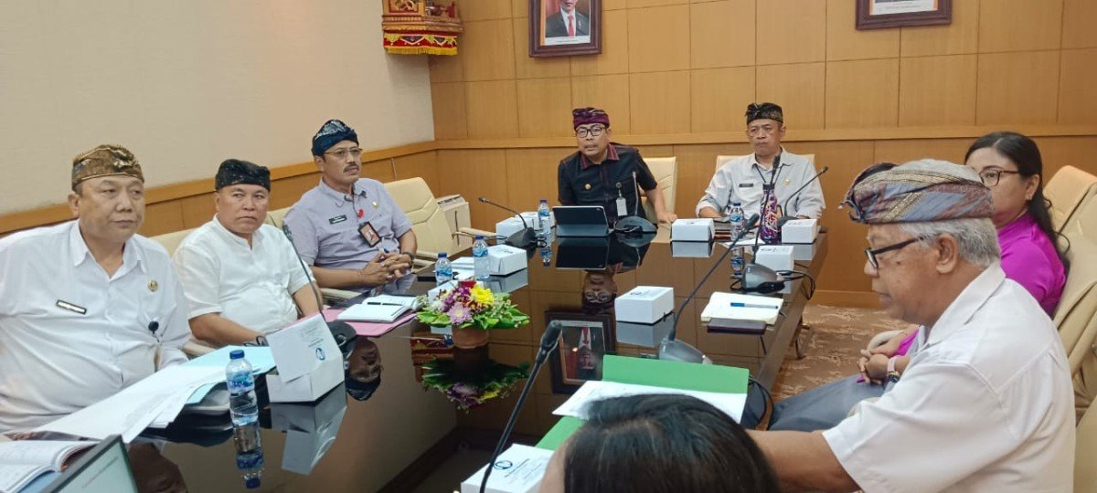 Wakil Walikota Denpasar, I Kadek Agus Arya Wibawa memimpin Rapat Koordinasi mengatasi angka kemiskinan ekstrim di Kota Denpasar