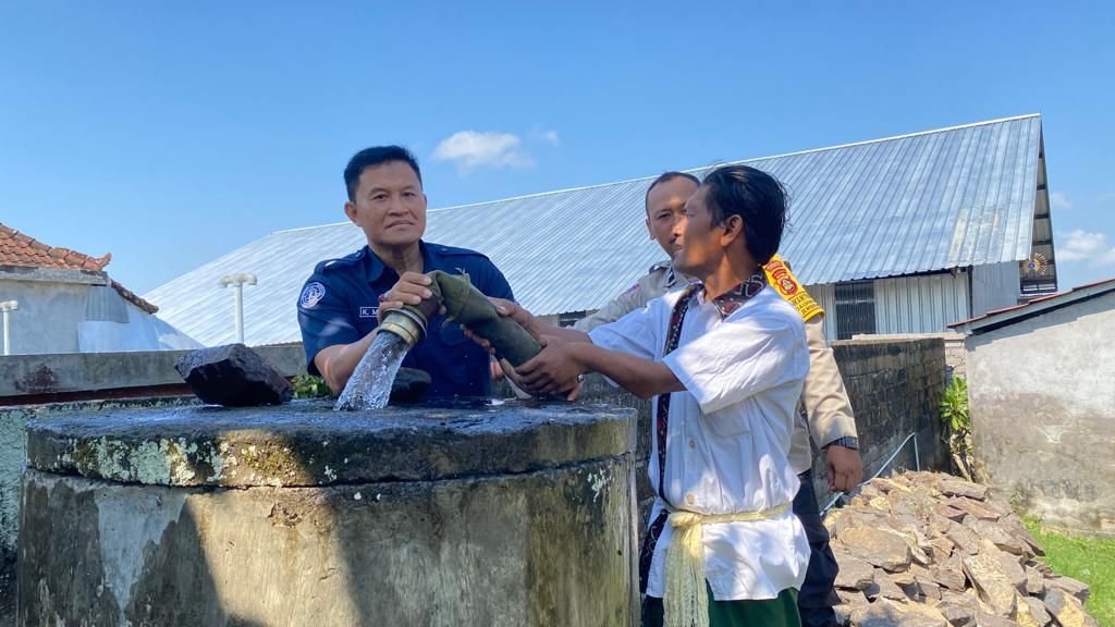 Dampak Kekeringan, Ribuan Liter Air Bersih Disalurkan ke Warga Dauhwaru Jembrana