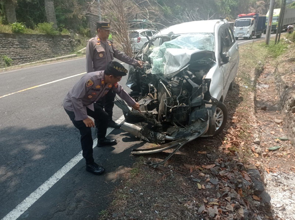 Xenia Tabrak Minibus, Dua Orang Luka Berat