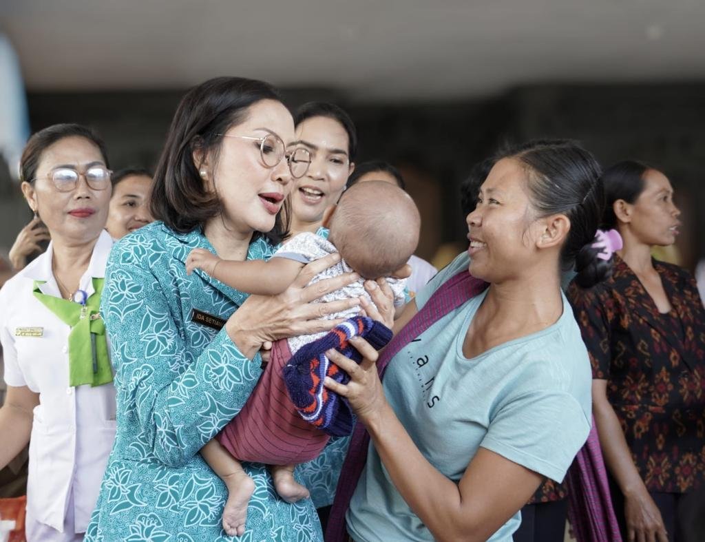 enjabat Ketua Tim Penggerak PKK Provinsi Bali Ny. drg. Ida Mahendra Jaya menyambangi sekaligus menyerahkan bantuan kepada 50 balita yang berpotensi stunting, di Banjar Katulampa enjabat Ketua Tim Penggerak PKK Provinsi Bali Ny. drg. Ida Mahendra Jaya menyambangi sekaligus menyerahkan bantuan kepada 50 balita yang berpotensi stunting, di Banjar Katulampa