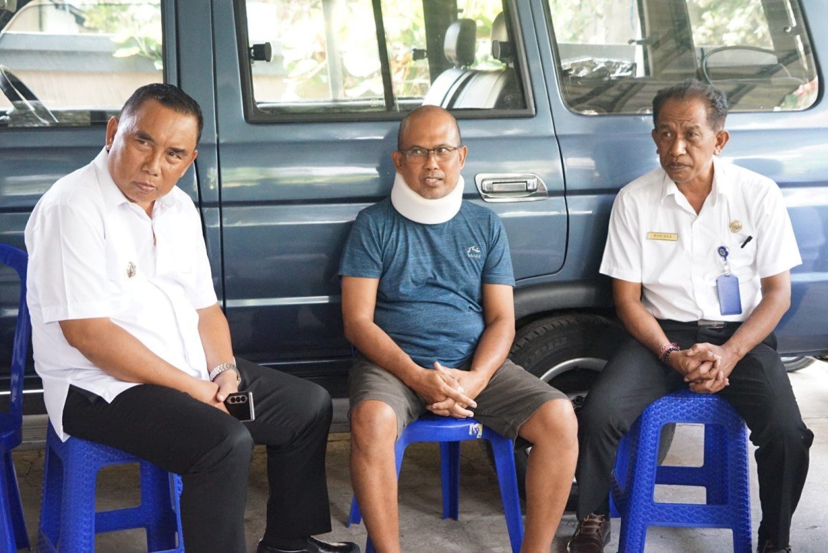 Bupati Jembrana I Nengah Tamba bersama jajaran menjenguk ASN yang tengah sakit, I Made Sedana Yoga (53), di kediamannya Banjar Rangdu, Desa Pohsanten, Kecamatan Mendoyo, Rabu 22 November 2023.