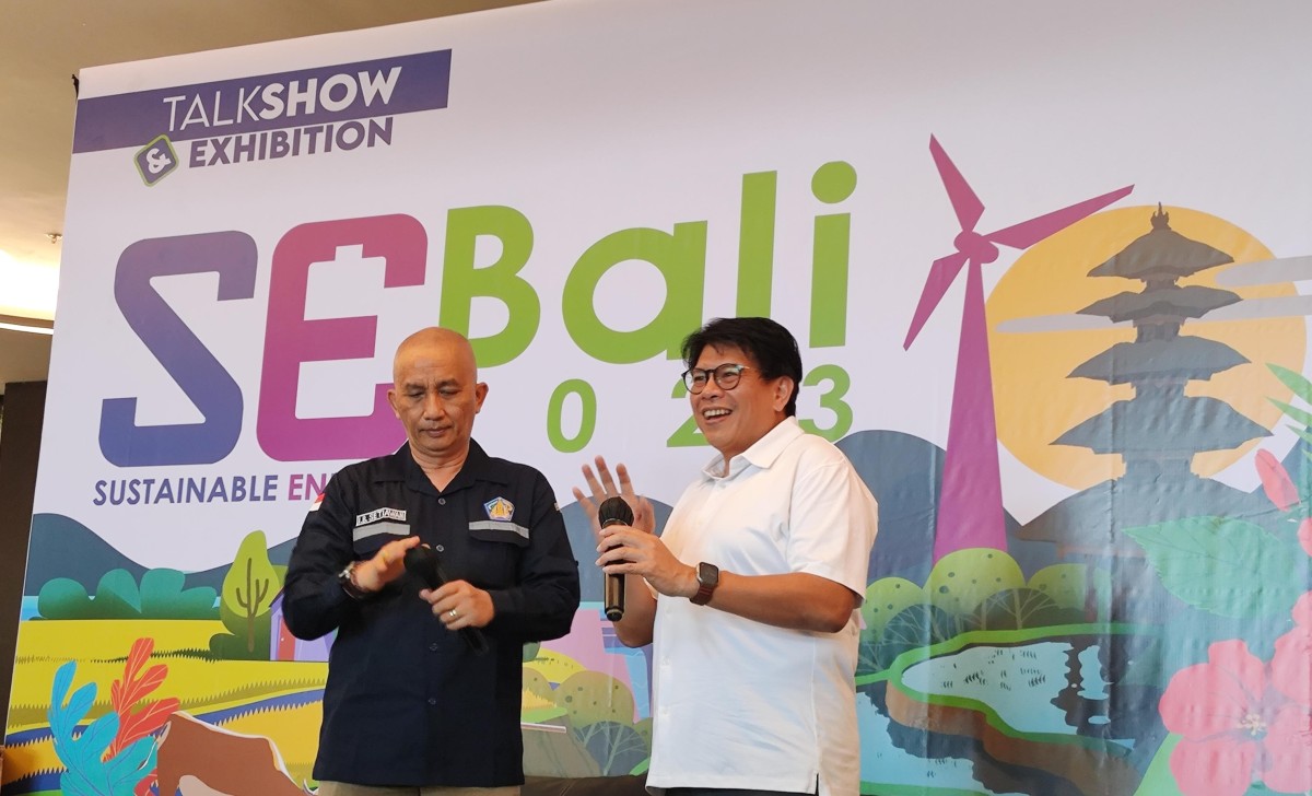 Direktur Eksekutif IESR dan Kepala Dinas Ketenagakerjaan dan energi Sumber daya Mineral secara saat membuka talkshow exhibition Sustainable Energy Bali (SE-Bali) 2023.