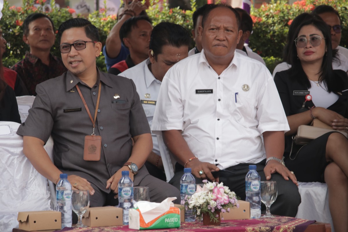 Kepala Dinas Kominfosanti Buleleng Ketut Suwarmawan saat menghadiri SMIK Career Expo 2023 di SMKN 1 Sukasada