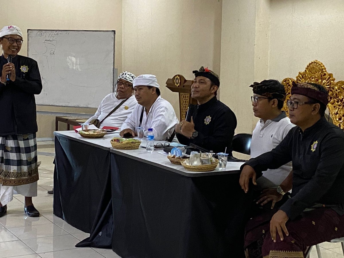 Ketua PHDI Kota Denpasar I Made Arka S.Pd., M.Pd (tengah baju hitam) saat teknikal meeting pada Minggu 19 November 2023 kemarin.