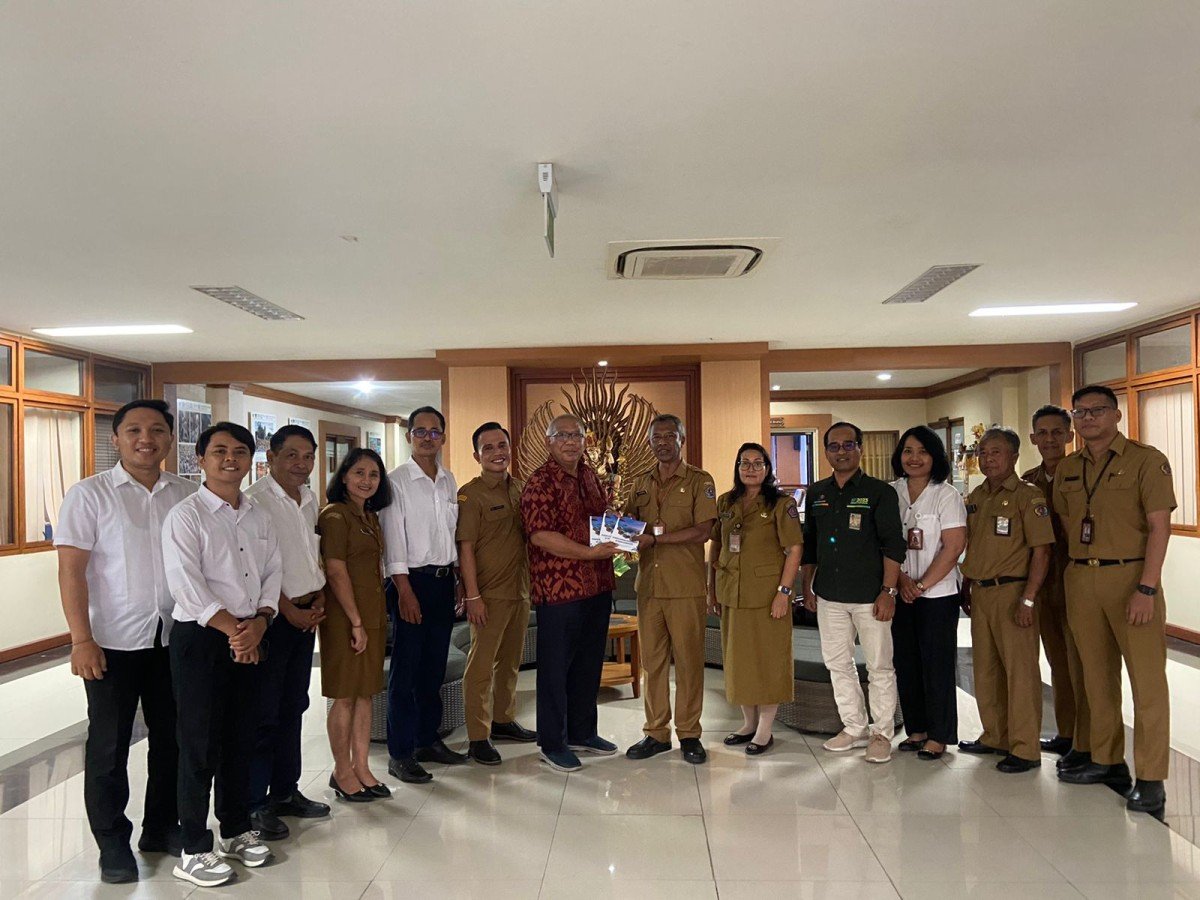 PUPAR Unud Serahkan Hasil Kajian Spending Money Wisatawan Kota Denpasar Tahun 2023