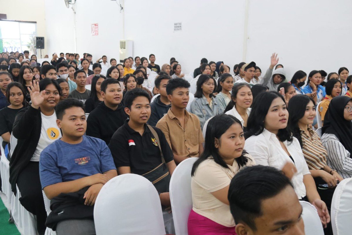 Ratusan anak muda ikuti menggelar seminar nasional dengan tema Indonesia Youth Movement, dengan mengambil tempat acara di Ruang Serba Guna Warung Makan Manalagi Singaraja, Kamis 23 November 2023.