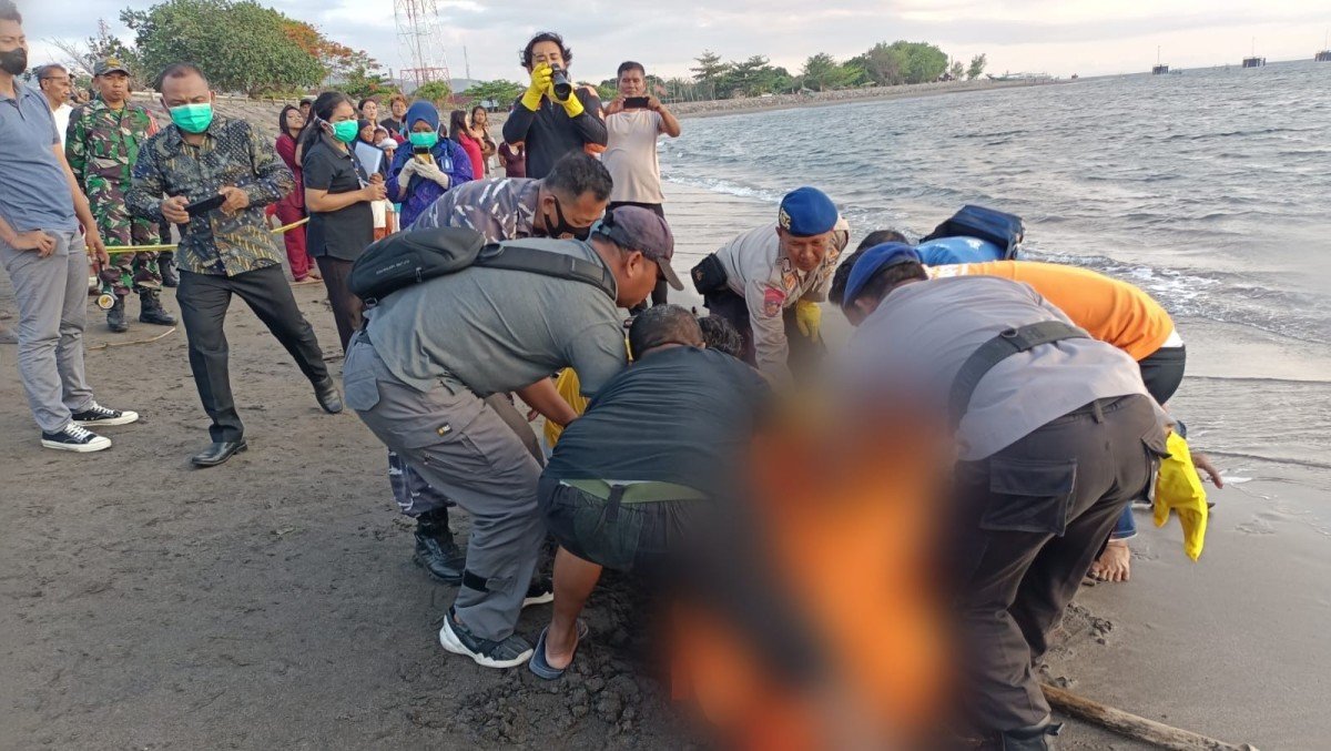 Warga Gilimanuk digegerkan dengan temuan sosok mayat Mr.X di pinggir pantai belakang Kuburan Lingkungan Arum Barat, Kelurahan Gilimanuk, Kecamatan Melaya, Jembrana, Bali, Sabtu sore 18 November 2023.