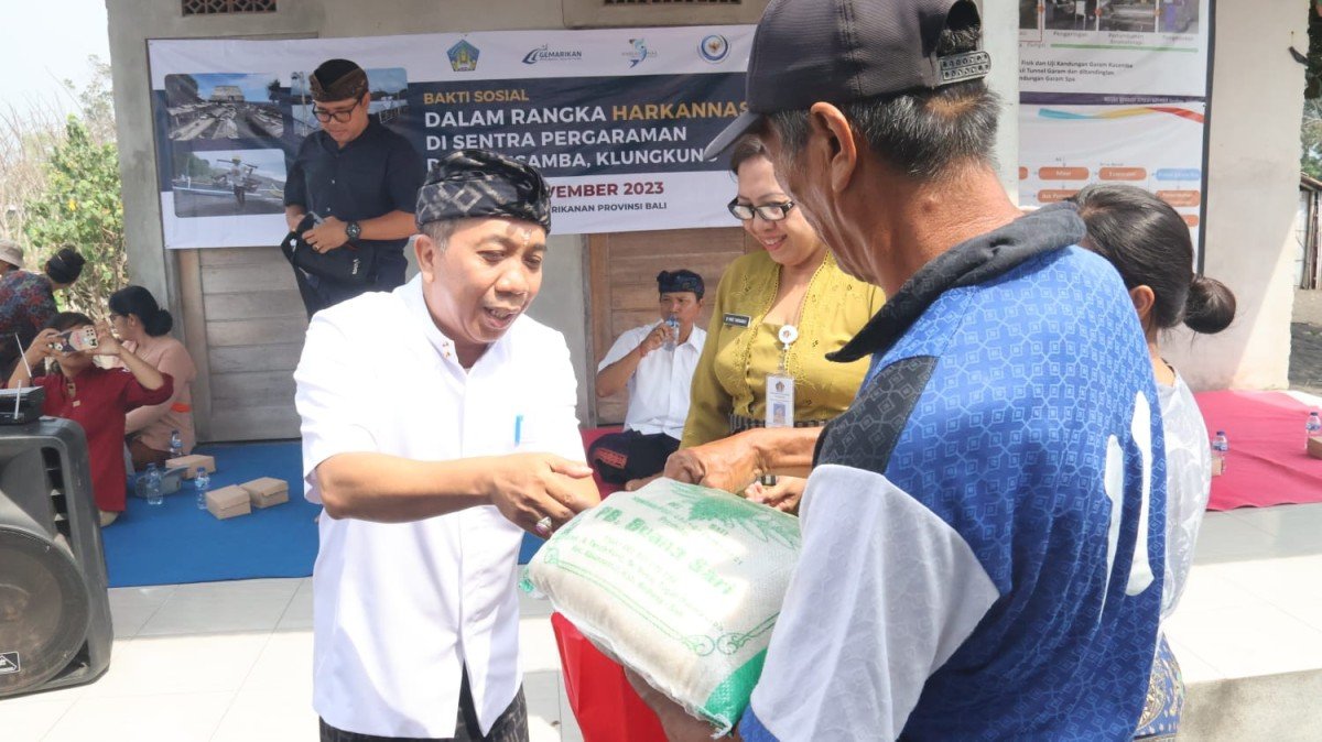 Peringati Harkannas, Dinas Kelautan dan Perikanan Bali Lakukan Aksi Sosial di Pantai Kusamba