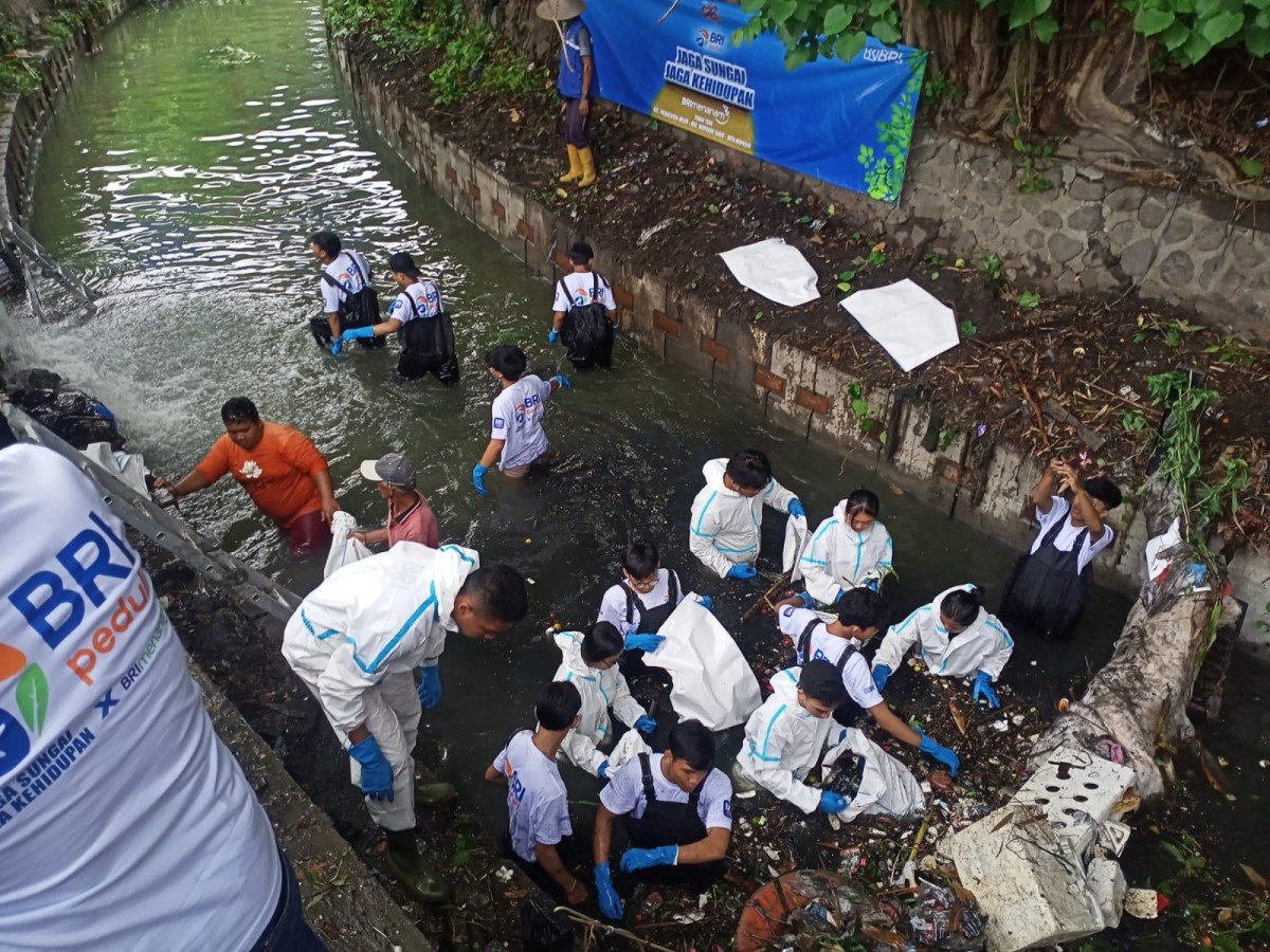 Perbekel Pemecutan Kelod bersama DLHK, Badan Permusyawaratan Desa-desa (BPD) Desa Pemecutan Kelod, Bank BRI Cabang Gatsu menggelar kerja bakti di Tukad Teba, Sabtu 2 Desember 2023.