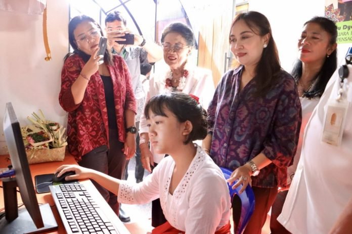 Bunda Literasi Kota Denpasar Resmikan Perpustakaan Digital SD Saraswasti 2 Denpasar