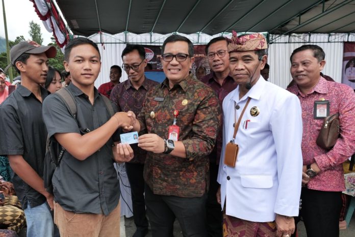 Bupati Tabanan Galakkan Program Bunga Desa ke-43 di Desa Candikuning