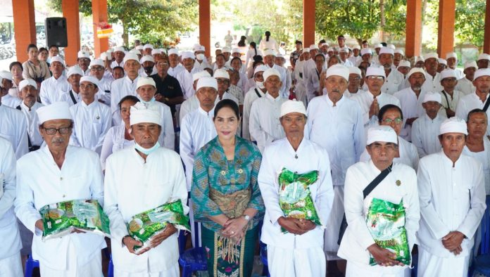 Candrawati Tamba Serahkan Punia Sembako Bagi Ratusan Pemangku se Jembrana