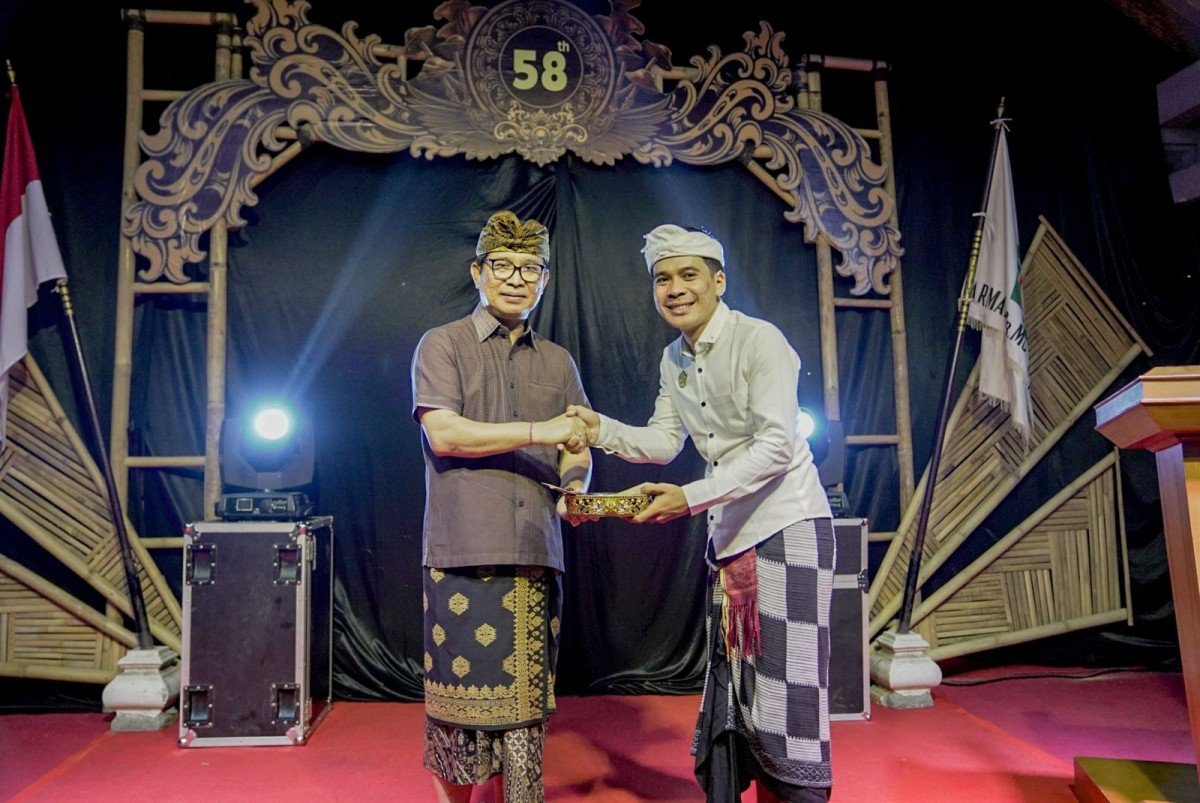 Sekda Adi Arnawa Hadiri HUT ke-58 ST Arsa Manu Abdi Dharma Banjar Muncan Kapal