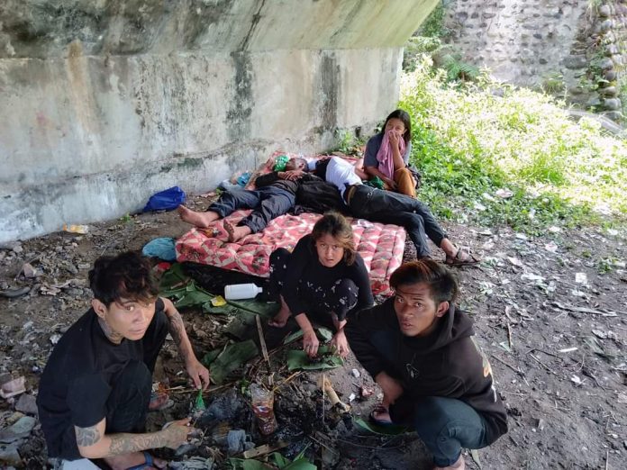 Enam anak jalanan atau anak punk asal Jawa Timur yang ditemukan di bawah jembatan Sungai Saba, Kecamatan Seririt, Buleleng.