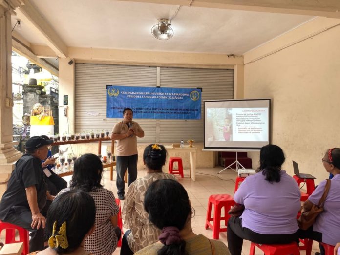 Akademisi Fakultas Pertanian Universitas Warmadewa, Dr. I Nengah Muliarta, S.Si., M.Si., saat menjadi narasumber dalam Penyuluhan Pemanfaatan Pekarangan Rumah