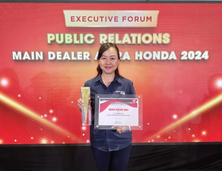 Astra Motor Bali berhasil mempertahankan posisinya sebagai pelaku utama dalam industri, meraih predikat Runner Up 1 Public Relations Honda yang diwakili oleh Agung Sri Mayuni, Corporate Communication Astra Motor Bali.