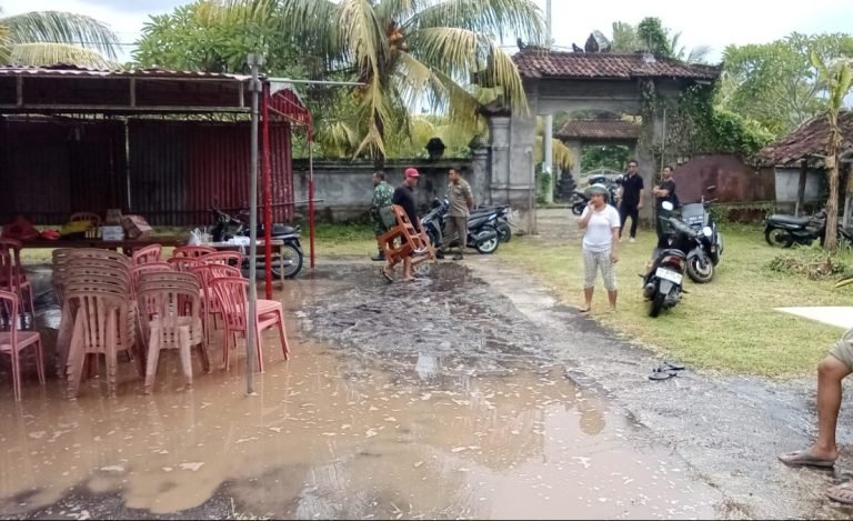 BPBD Kabupaten Jembrana dan Karangasem menyebutkan bahwa ada tiga Tempat Pemungutan Suara (TPS) yang tergenang air