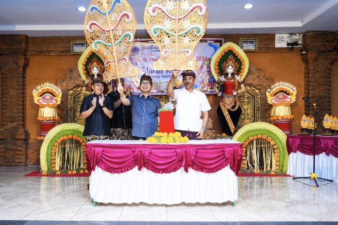 Sekda Adi Arnawa didampingi Ny. Rasniathi Adi Arnawa menghadiri sekaligus menutup Bulan Bahasa ditandai dengan mencabut Wayang Kayonan bertempat di Balai Banjar Panca Darma Mengwitani, Minggu (18/2).