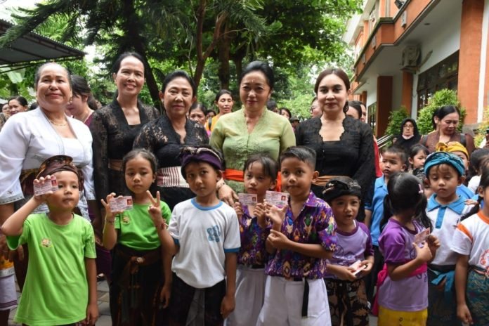Bunda Paud Kota Denpasar Serahkan 719 Kartu Identitas Anak (KIA)