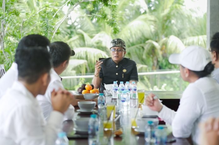 Bupati Badung Nyoman Giri Prasta saat menerima audiensi Ketua IMI Bali I Gusti Ngurah Anom dan Indo Pajero Community Bali di Rumah Jabatan Bupati Puspem Badung, Kamis 22 Februari 2024.
