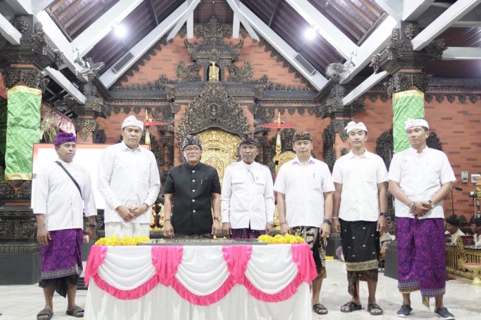 Bupati Giri Prasta saat menghadiri peresmian Balai Banjar Ganggasari Desa Adat Kapal, sekaligus menandatangani Prasasti balai banjar setempat, Senin 19 Februari 2024.