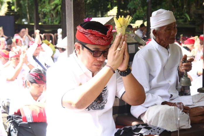 Bupati Tabanan, Dr. I Komang Gede Sanjaya, S.E., M.M, memimpin rangkaian persembahyangan bersama dalam rangka rahina Purnama Kesanga di Pura Luhur Batukau