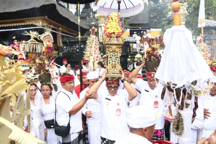 Bupati Tabanan Hadiri Penyineban Rangkaian Karya Ngenteg Linggih Pura Basukian Puseh Jagat Besakih