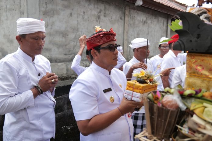 Bupati Tabanan Hadiri Rangkaian Upacara Pemelaspasan Pelinggih Pura Batur Ancak Desa Sesandan Tabanan.