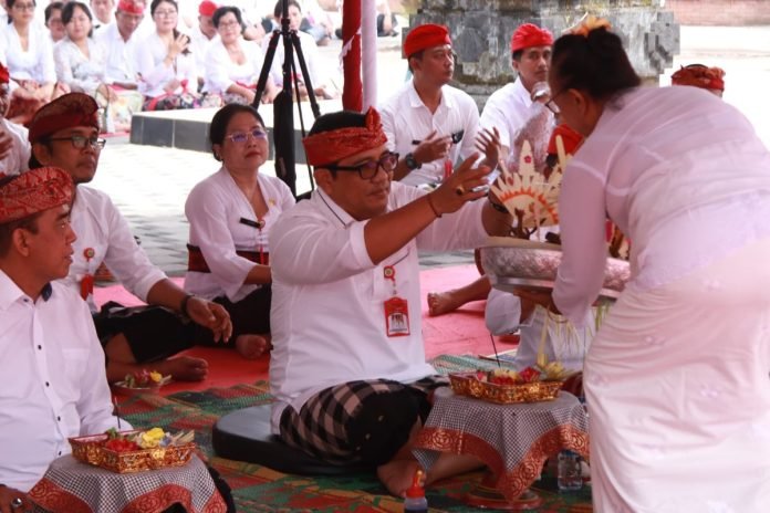 Bupati Tabanan Pimpin Perayaan Tumpek Wariga untuk Wujudkan Keharmonisan dengan Alam