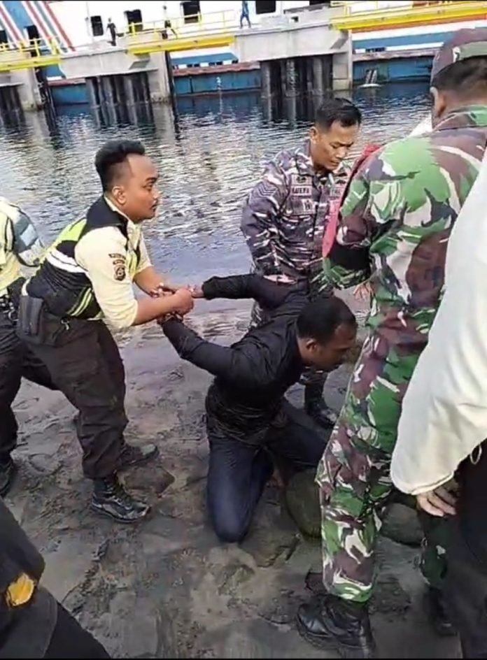 Dua orang pencuri motor, diciduk oleh petugas keamanan dan Kepolisian di Pelabuhan Gilimanuk, Jembrana, Sabtu 24 Februari 2024.