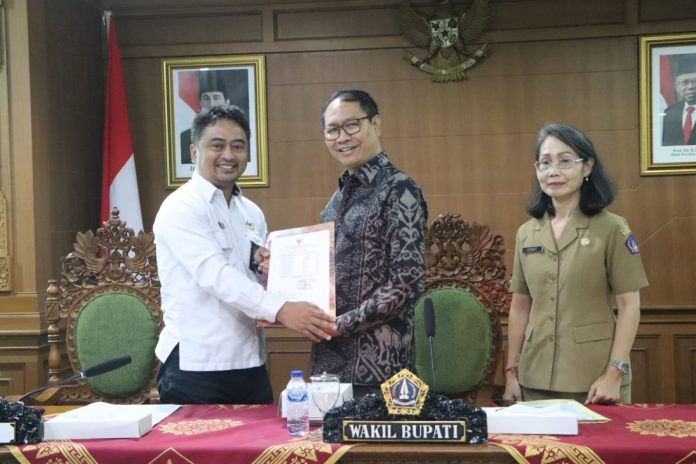 Wabup Ketut Suiasa menerima entry meeting Tim Pemeriksa dari BPK RI Perwakilan Bali di Puspem Badung, Senin (5/2).