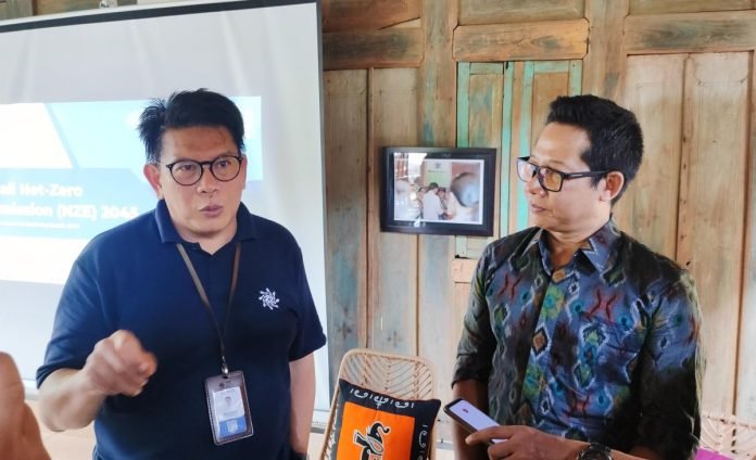 Fabby Tumiwa, Direktur Eksekutif IESR (kiri) didampingi I Nyoman Satya Kumara, dari CORE Universitas Udayana pada Rabu 21 Februari 2024