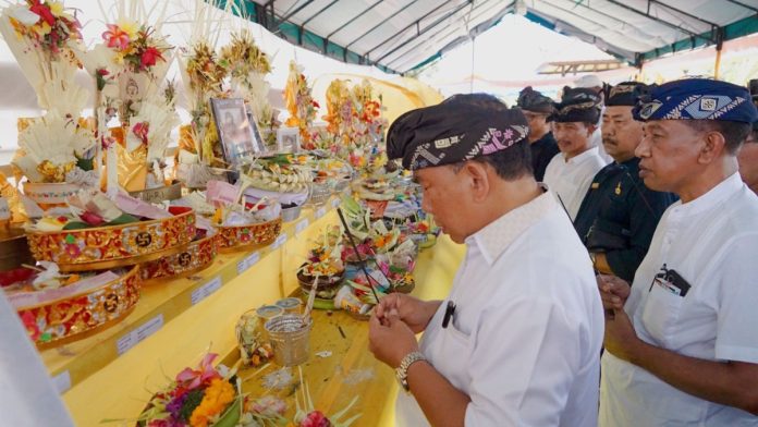 Bupati Jembrana I Nengah Tamba saat hadiri Rangkaian upacara pengabenan terhadap kerangka manusia prasejarah atau manusia purba di Museum Purbakala Gilimanuk