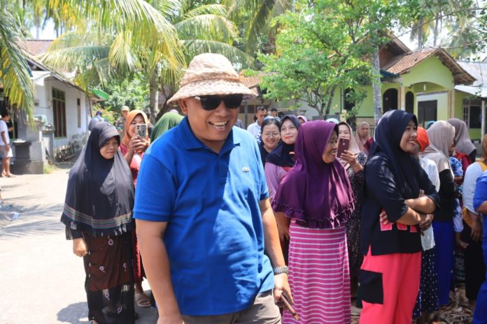 Bupati Jembrana I Nengah Tamba saat sosialisasi kepada warga, bersama Balai Bali Penida, di pesisir Pantai Pebuahan, Desa Banyubiru, Kecamatan Negara, Selasa 13 Februari 2024.