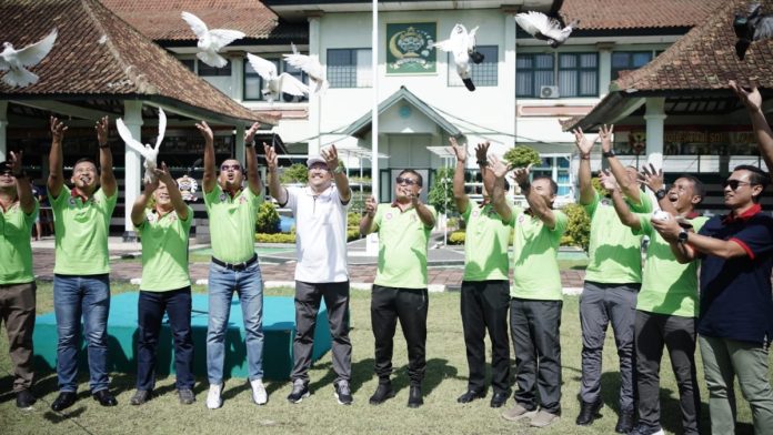 Sekda Denpasar, Ida Bagus Alit Wiradana menghadiri, sekaligus membuka Lomba Burung Berkicau, dalam rangka memeriahkan HUT ke-63 Korem 163/Wira Satya di Lapangan Makorem 163/Wira Satya, Jalan PB. Sudirman, Denpasar, pada Minggu (18/2) pagi.