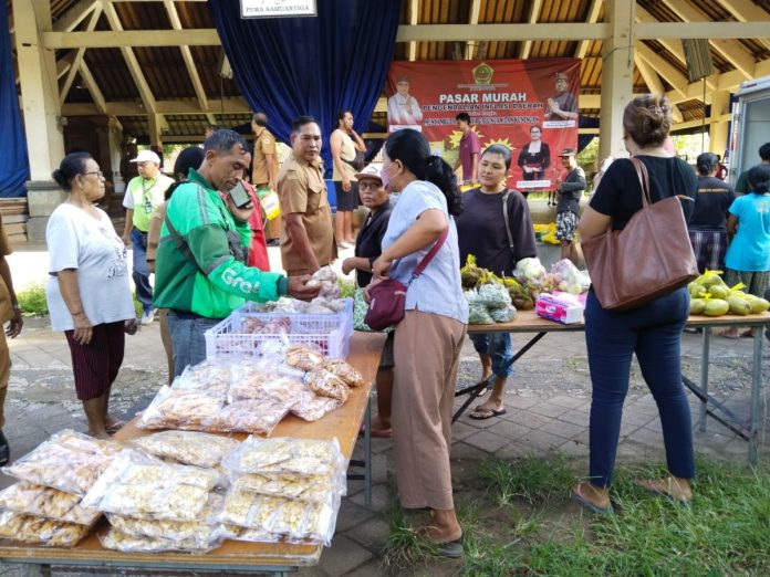 Warga Serbu Pasar Murah Disperindag Gianyar